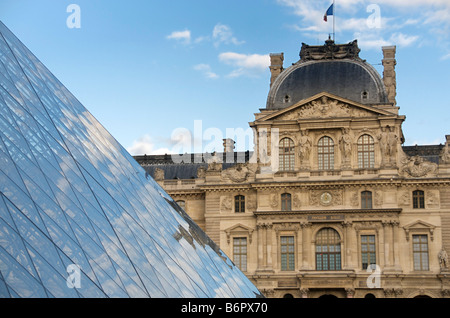 Piramide di fronte al museo del Louvre. Parigi. Francia Foto Stock