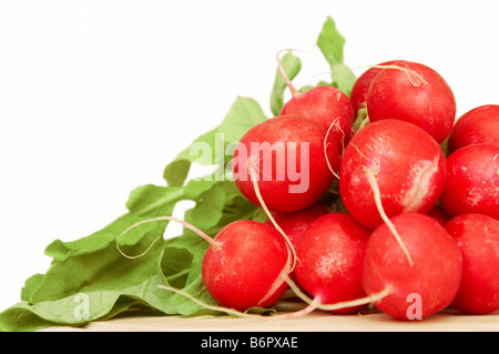 Mazzetto di ravanelli sul piatto di legno Foto Stock