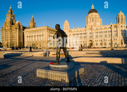 Statua del capitano F J 'Johnny'Walker CB,DSO e tre bar,Rn di fronte al porto di Liverpool edificio Pier Head Liverpool Foto Stock