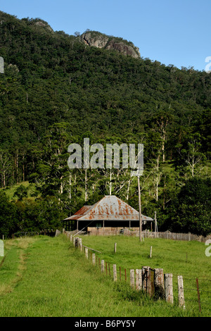 Vecchia fattoria australiana homestead in alto a Manning vicino Wingham Nuovo Galles del Sud Foto Stock