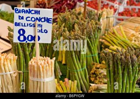 Venezia, Veneto, Italia. Gli asparagi destinati alla vendita nel mercato di Rialto Foto Stock