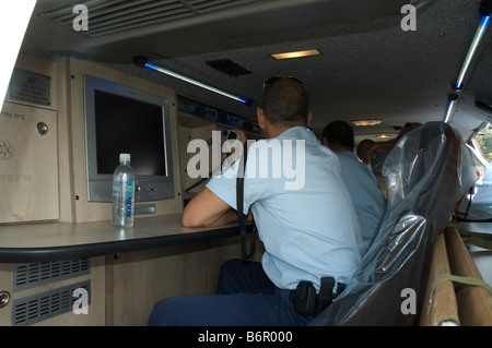 Israele Haifa Carmelo di foreste di montagna poliziotto in un mobile di comando e di controllo veicolo Foto Stock