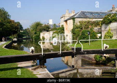 Cancelli di blocco su kennett avon canal widcombe volo di serrature bath somerset Foto Stock