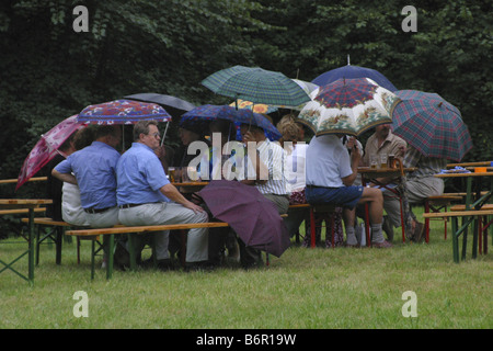 I turisti alla tabella di piegatura durante una doccia a pioggia, in Germania, in Renania settentrionale-Vestfalia, Kreis Euskirchen, Weilerswist Foto Stock