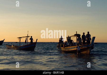 Spiaggia di Ngapali, Myanmar. I pescatori portano le loro barche fuori per tutta la notte a pescare, tornando all'alba. Birmania Sud-est asiatico, Homer Sykes Foto Stock