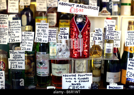 Bottiglie di alcolici in Gerry's off licenza, Old Compton Street, Londra Foto Stock