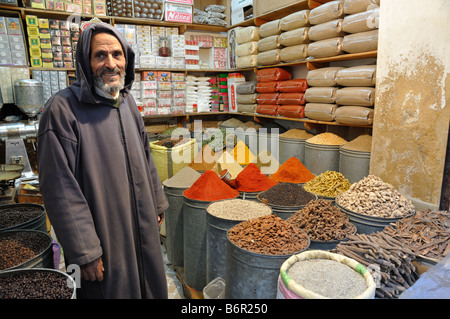 Venditore di spezie nella medina di Fez, Marocco Foto Stock