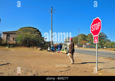 Un venditore ambulante che attrae custom lungo una delle township di strade a Grahamstown, Sud Africa Foto Stock