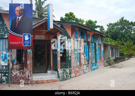 Manifesti elettorali su edifici nelle Maldive. Foto Stock