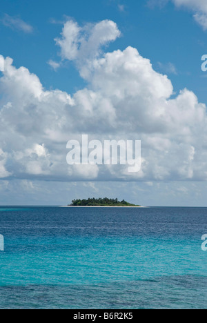 Piccola isola tropicale delle Maldive. Foto Stock