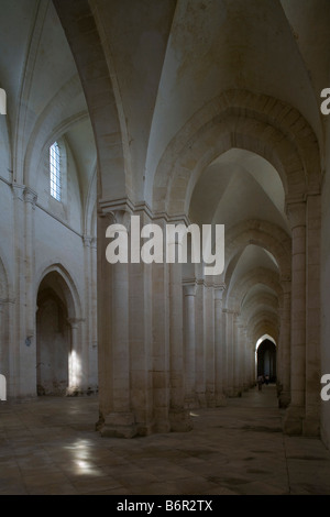 Pontigny, Abteikirche, Blick vom südlichen Seitenschiff in das Langhaus Foto Stock