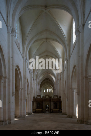 Pontigny, Abteikirche, Langhaus nach Osten Foto Stock