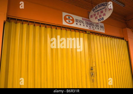 Giallo e arancione shoplot colorati in Petaling Street, Kuala Lumpur, Malesia Foto Stock