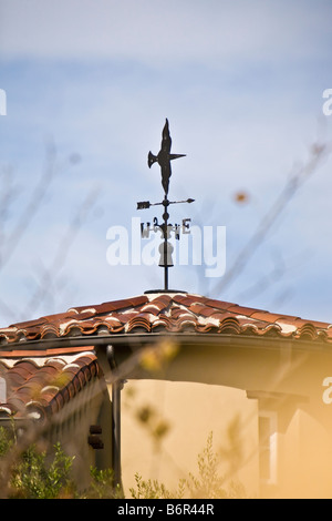 Weathervane sul cemento rosso tetto di tegole nella comunità Santaluz nella Contea di San Diego CA US Foto Stock