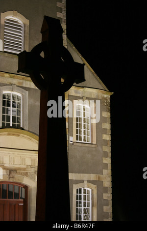 Silhouette di Celtic croce davanti alla chiesa parrocchiale in Moira, County Down, Irlanda del Nord Foto Stock