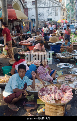 Rangoon Yangon MYANMAR Birmania 2008 Strada del mercato Foto Stock