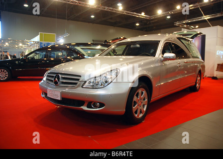 Funebre auto Mercedes su 'Memento' funerale Expo di Varsavia, Polonia Foto Stock