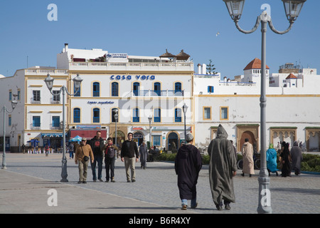 Essaouira Marocco Nord Africa dicembre piazza del centro citta' nella medina circondata da caffetterie e banche Foto Stock