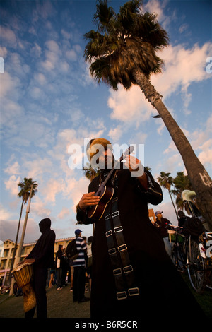 Riproduzione di musica come il sole tramonta Venice Beach Los Angeles County in California negli Stati Uniti d'America Foto Stock