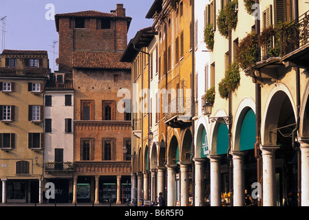 Piazza delle Erbe a Mantova con Casa del Mercante nel centro lombardia italia Foto Stock