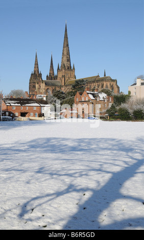 Lichfield Cathedral da campi di Stowe Lichfield Staffordshire Inghilterra nella neve unseasonal 6 Aprile 2008 Foto Stock