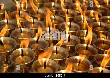 Il burro candele accese al di fuori di un tempio tibetano a Katmandu. Foto Stock