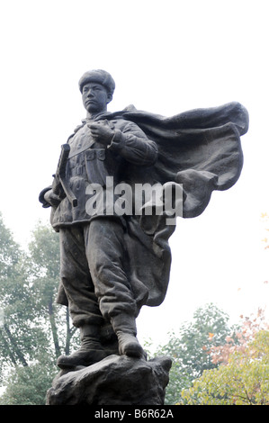 1954 Statua al popolo cinese di volontari che "assistita in Corea per resistere alle invasioni americane.' Hangzhou (Cina). Foto Stock