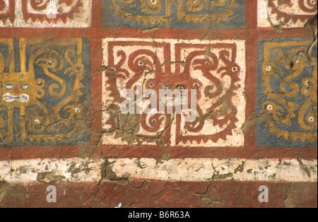 Chiusura del fregio del polpo divinità sulla parete dietro il grande altare, Huaca de la Luna, vicino a Trujillo, Perú Foto Stock