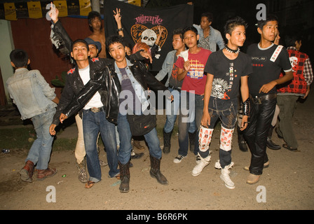 Sittwe Nord provincia Rakhaing MYANMAR Birmania 2008. Teen Punks bilancieri Foto Stock