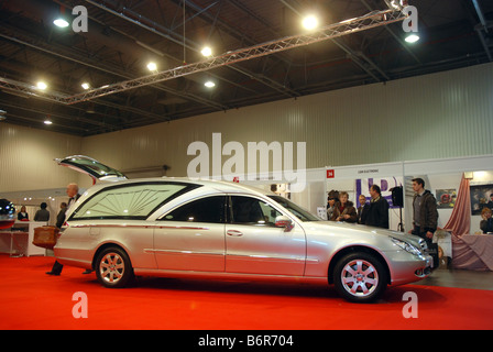 Funebre auto Mercedes su 'Memento' funerale Expo di Varsavia, Polonia Foto Stock