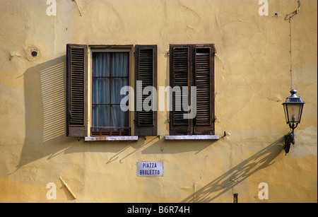 Finestra in Piazza Broletto a Mantova Lombardia Italia Foto Stock