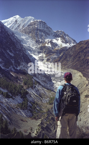 L'uomo guarda fino a 7454 Gangapurna misuratore di picco Himal dal punto di vista sopra Manang nell'Annapurna Conservation Area in Nepal Foto Stock