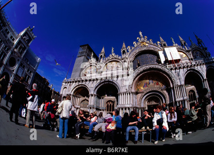 Un fish-eye di la Basilica di San Marco e la Torre dell Orologio a Venezia, Italia, su una soleggiata giornata di luglio. Foto Stock