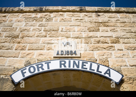 Forte Rinella segno in ingresso al Forte Rinella, Kalkara, Malta Foto Stock