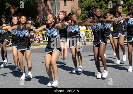 Cheerleader da Eleanor Roosevelt High School partecipare alla parata del giorno del lavoro Foto Stock