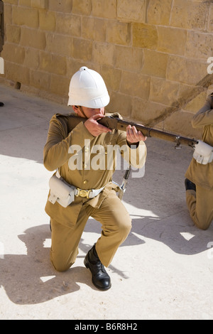 Soldato inginocchiarsi e sparare il suo fucile, Forte Rinella, Kalkara, Malta Foto Stock