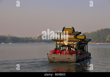 Imbarcazione turistica nel Parco Beihai Pechino CINA Foto Stock