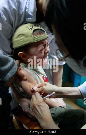 Giovani multirazziale Chinese Boy riceve scatti in Guangzhou Guangdong Cina . Foto Stock