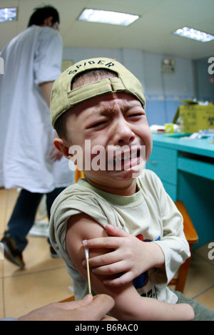 Giovani multirazziale Chinese Boy riceve scatti in Guangzhou Guangdong Cina . Foto Stock