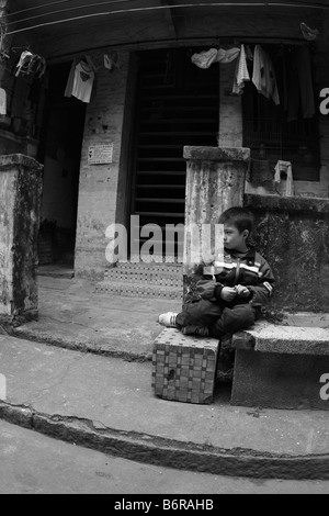 Ragazzo asiatico in attesa nella parte anteriore della casa in Guangzhou Canton Guangdong Cina Asia Foto Stock