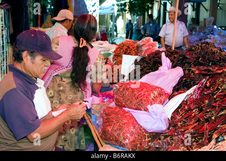 Tlacolula, Oaxaca, Messico. Mercato di Tlacolula. Grandi Peperoncino Rosso Huajillo peperoni in vendita. Foto Stock