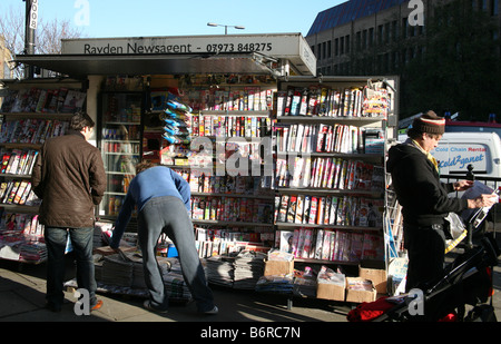 Quotidiani e riviste in Edicola London street Foto Stock