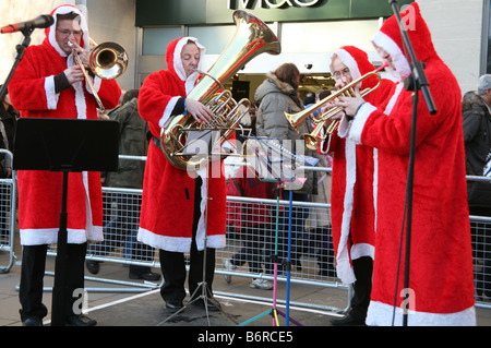 Festive band suona in Oxford Street, Londra Foto Stock