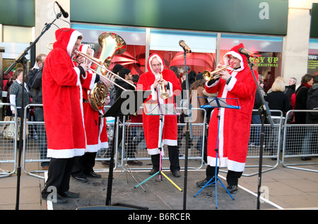 Festive band suona in Oxford Street, Londra Foto Stock