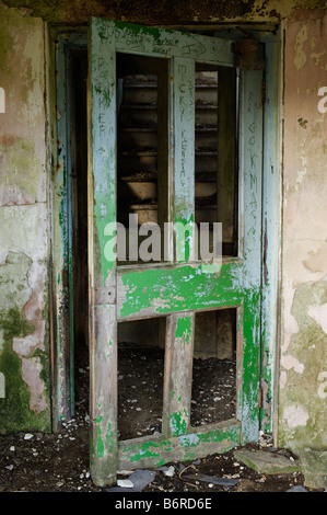 Porta in casa abbandonata Foto Stock