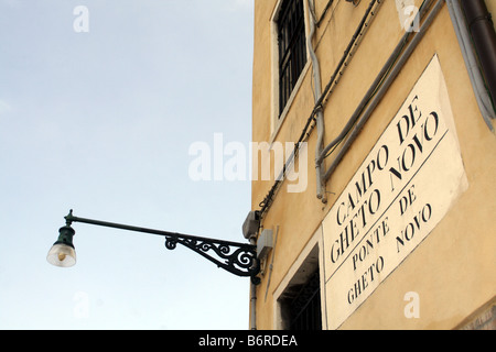 Segno per il 'Campo De Ghetto Novo', la piazza al Jewish nuovo 'ghetto' in Cannaregio sestiere di Venezia, Italia. Foto Stock