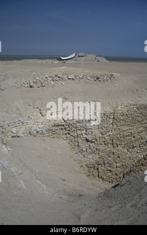 Huaca del Brujo in distanza, visto dalla parte superiore della Huaca Cortada, vicino a Trujillo, Perú Foto Stock