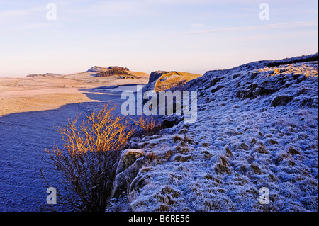 Vista della falesia Lough, Highshield balze e Hotbanks da acciaio Rigg falesie sul vallo di Adriano Foto Stock