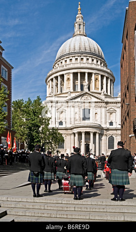 Vigili del fuoco ricordo presso il Monumento Nazionale di Londra Foto Stock