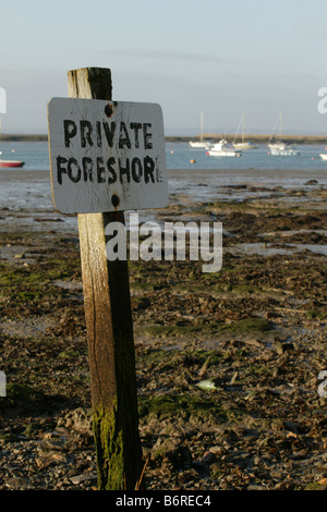 Segno ironico su foreshore di fangoso villaggio costiero spiaggia in Essex REGNO UNITO Foto Stock